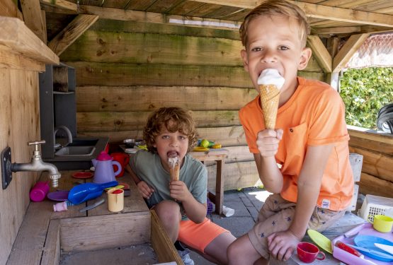 #NLBEELD# 9-8-2022 ijsboerderij koehoorn  joep 9  groen shirt en lucas 7, mariekerke foto dirk-jan gjeltema